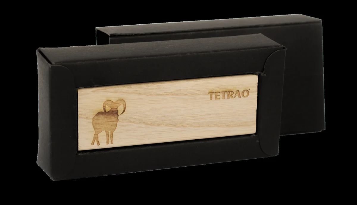 Vůně do auta TETRAO WILD BLUEBELL, bledé dřevo - motiv muflon — obrázek 3