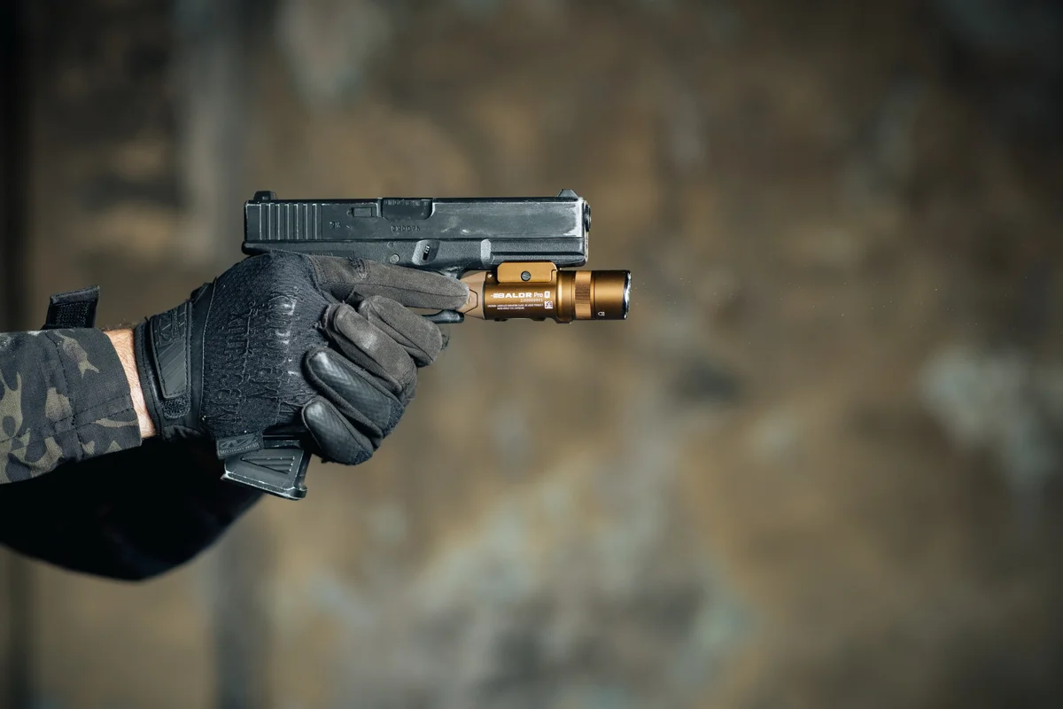 Světlo na zbraň Olight BALDR PRO R Desert Tan 1350 lm – zelený laser